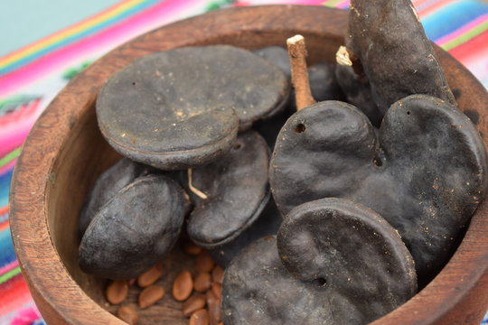 Semillas de Timb&oacute; en cuenco de madera sobre Aguayo