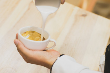 preparación de café capuchino con decorado late 