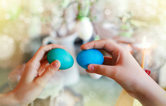 Beating of easter eggs. The eggs in the hands of against each other.