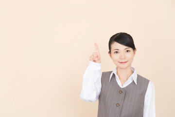 ベストを着た女性