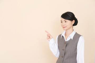 ベストを着た女性