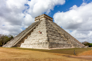 Fototapeta na wymiar Arresting Ruin - The Kukulkan pyramid, 'El Castillo,' gets just enough maintenance. Chichén Itzá, Yucatan, Mexico