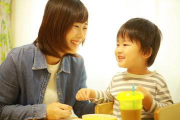 食事する親子