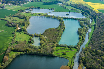 vue aérienne d'un lac à Neauphle-saint-Martin dans l'Eure en France