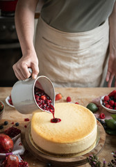 Fresh berry cheescake food photography recipe idea - obrazy, fototapety, plakaty
