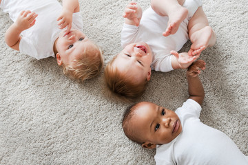Babies lying on the floor © Rawpixel.com