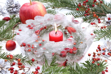 Dekoration mit Eislaterne und Kerze in Rot