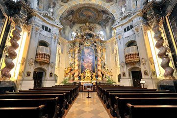 Morgenandacht, Innenansicht Ursulinenkirche, erbaut 1741, letztes gemeinsames Werk der Brüder Asam, Straubing, Bayern, Deutschland, Europa - obrazy, fototapety, plakaty