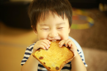 食事する男の子