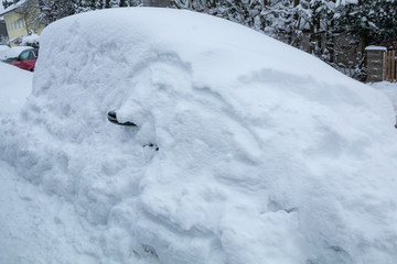 parkendes Auto unter dem Schnee begraben