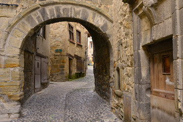 Fototapeta na wymiar Arcade médiévale rue des Boucheries à Billom (63160), département du Puy-de-Dôme en région Auvergne-Rhône-Alpes, France 