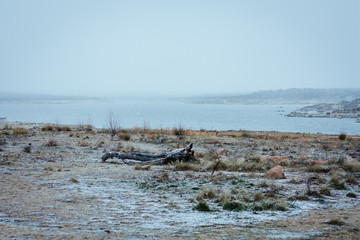 Fototapeta na wymiar pantano valmayor nevado embalse invierno