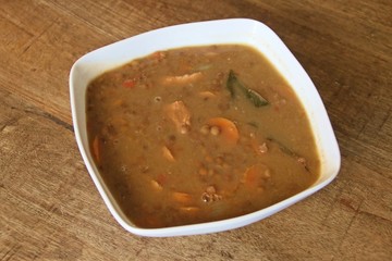 Bowl de lentejas a la riojana, comida española.