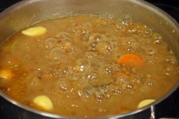 Cocinando un guiso de lentejas, comida española.