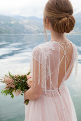 Hochzeitsstrauß mit weißer Pfingstrose und Rosen © bigguns