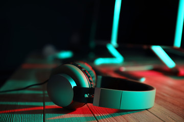 Plakat Headphones on table in computer club