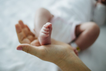 bebe nace en hospital nacimiento recién nacido - obrazy, fototapety, plakaty