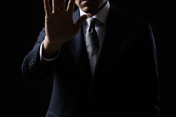 手のひらを出すビジネスマン