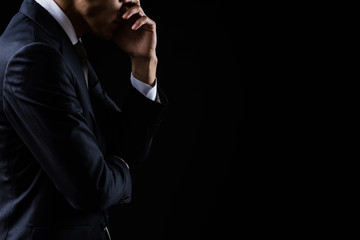 悩んでいるビジネスマン