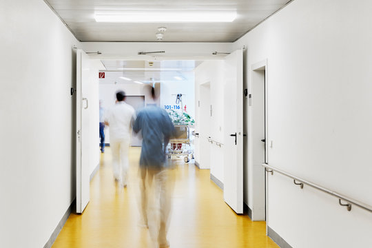 Krankenhaus mit Flur Bett Arzt und mit Personen und Bewegungsunsch&auml;rfe