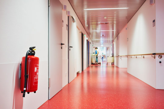 Krankenhaus mit Korridor Feuerlöscher mit Personen unscharf in Zentralperspektive