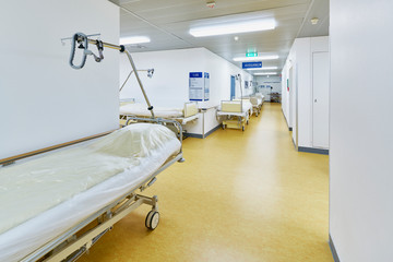 Krankenhaus mit Flur und Betten keine Personen