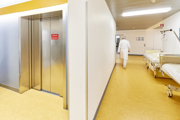 Krankenhaus mit Flur und Bett am Aufzug einer Station Aufzugtür geschlossen