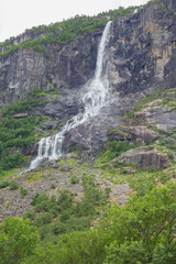 Looking at the Volefossen plunging into the valley of Oldendalen