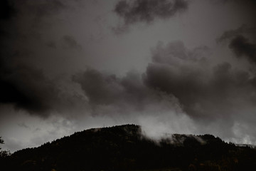Dunkle Wolken und schlechtes Wetter im Schwarzwald, Kinzigtal