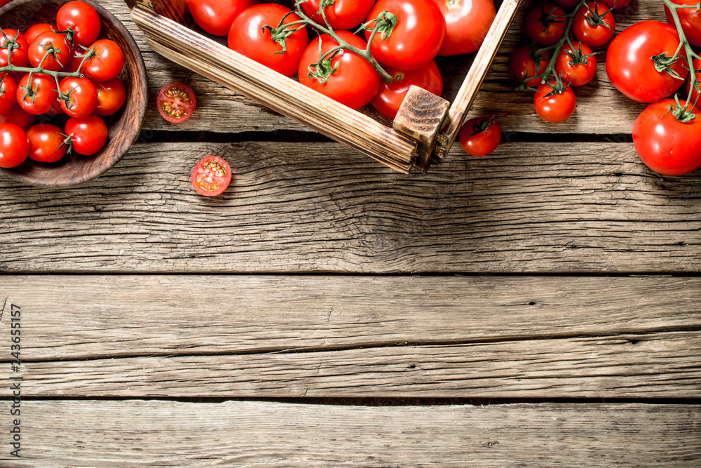 Wall mural Ripe tomatoes in a wooden box.