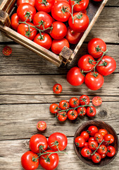 Fototapeta na wymiar Ripe tomatoes in a wooden box.