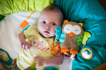 Baby mit dem Spielzeug