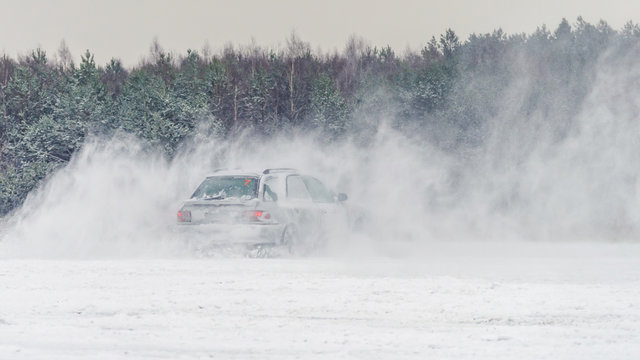 Extreme Driving, The Car Is Moving Rapidly Over The Smooth Snow And Creates A Spray Of Snow.