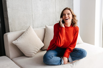 Obraz premium Cheerful young woman casually dressed