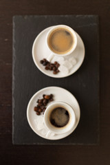 Dwie porcelanowe białe filiżanki kawy espresso