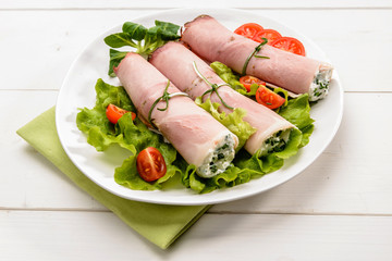 Fette di tacchino ripiene di formaggio  con erbe aromatiche