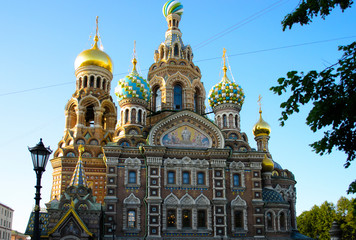 Fototapeta na wymiar the domes of the Orthodox church of the Spa on the Blood in St. Petersburg
