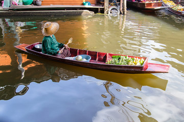 Naklejka premium Damnoen Saduak Floating Market near Bangkok in Thailand