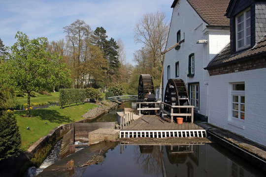wasserm&uuml;hle mit zwei m&uuml;hlr&auml;dern