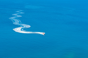 Fototapeta premium Jet ski szybuje w morzu. Ekstremalne sporty wodne. Koncepcja podróży i wakacji