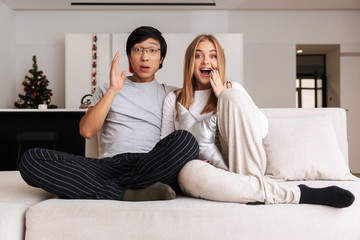 Obraz premium Cheerful young couple sitting together