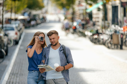 Netherlands, Maastricht, young couple exploring the city taking pictures