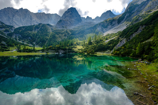 Austria, Tyrol, Wetterstein Mountains, Mieminger Kette, Ehrwald, Lake Seebensee, Sonnenspitze, Schartenkopf and Vorderer Drachenkopf