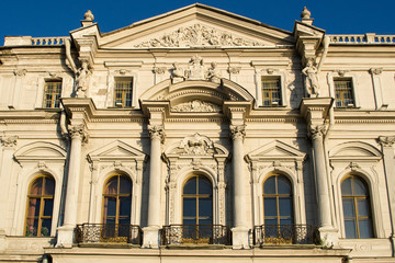 Fototapeta na wymiar building of classical architecture in St. Petersburg