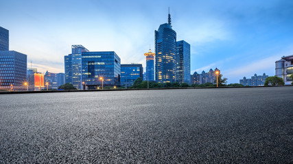 Obraz premium Asphalt road and modern city commercial building in Shanghai at night