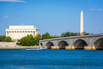 Washington DC, USA skyline on the Potomac River. - obrazy, fototapety, plakaty
