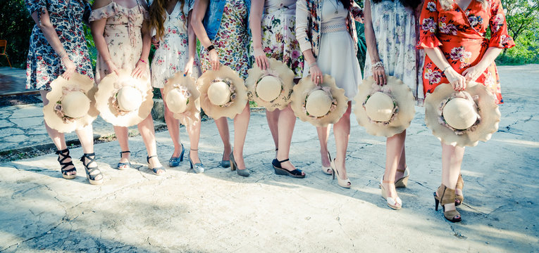 Jambes de filles tenant un chapeau - romantique - EVJF