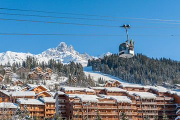 France, Savoie (73), le village de Meribel, chalets, résidences et pistes de ski. 