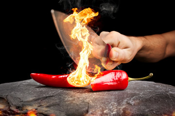 Zerteilte Chili-Schote brennt mit großer Flamme