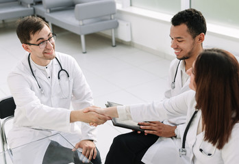 Obraz premium handshake of medical colleagues at the Desk in the hospital office